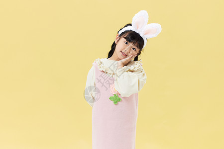 粉色兔兔边框戴着兔耳朵的可爱女孩形象背景