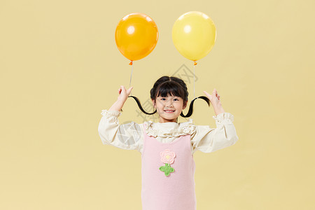 头发上绑气球的可爱小女孩形象图片