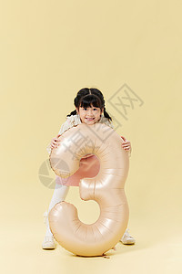 一个三字素材抱着数字3的活力女孩背景