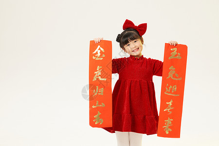 新年快乐万事如意身穿红衣服的小女孩双手举着春联背景
