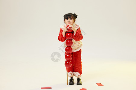手拿大糖葫芦的小女孩背景图片