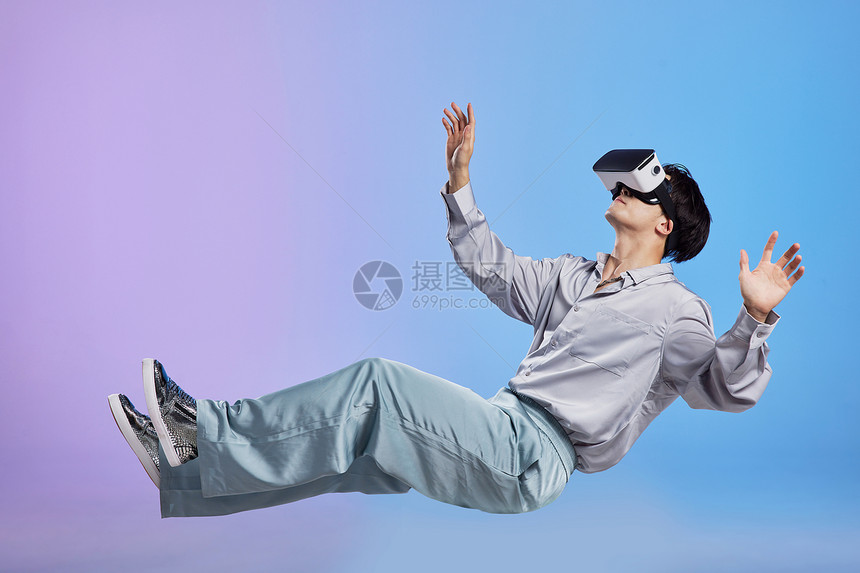 科技未来感悬浮男性使用vr图片