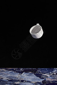 悬浮在空中的咖啡杯素材背景图片