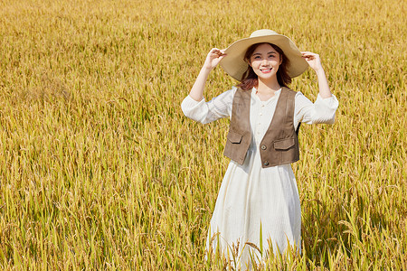 秋季在稻田散步的美女图片