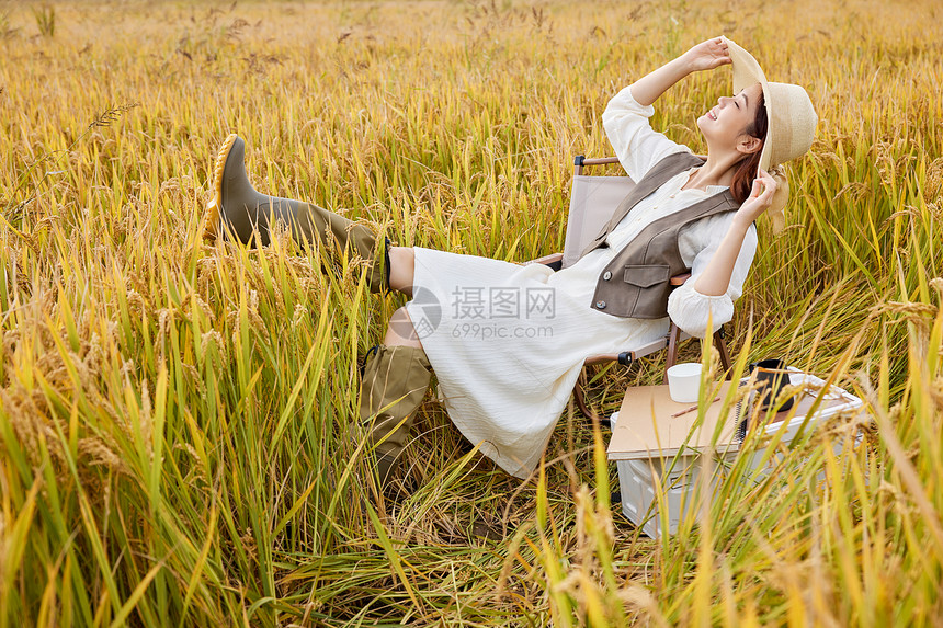 在稻田里休闲享受的女性图片