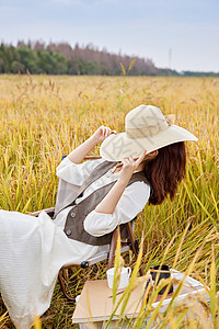 秋季女性稻田休闲放松图片