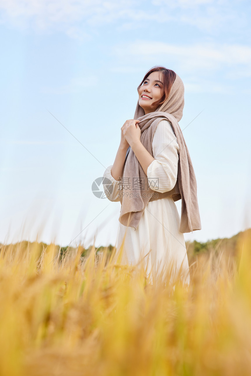 在稻田里休闲的女性形象图片