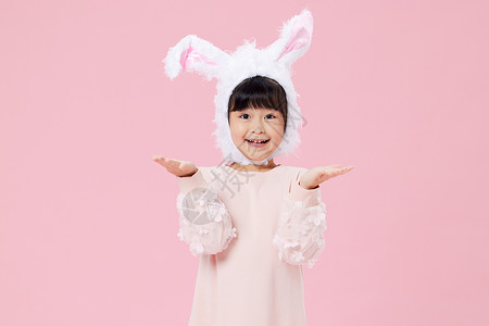 兔年的兔子可爱戴兔耳朵的元气小女孩背景