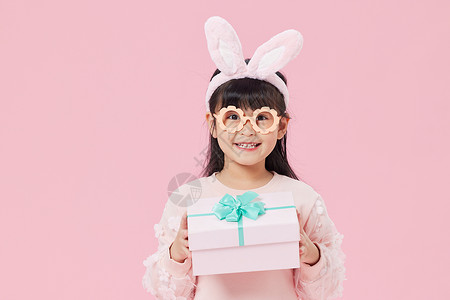 兔耳朵小女孩手拿礼物盒背景图片