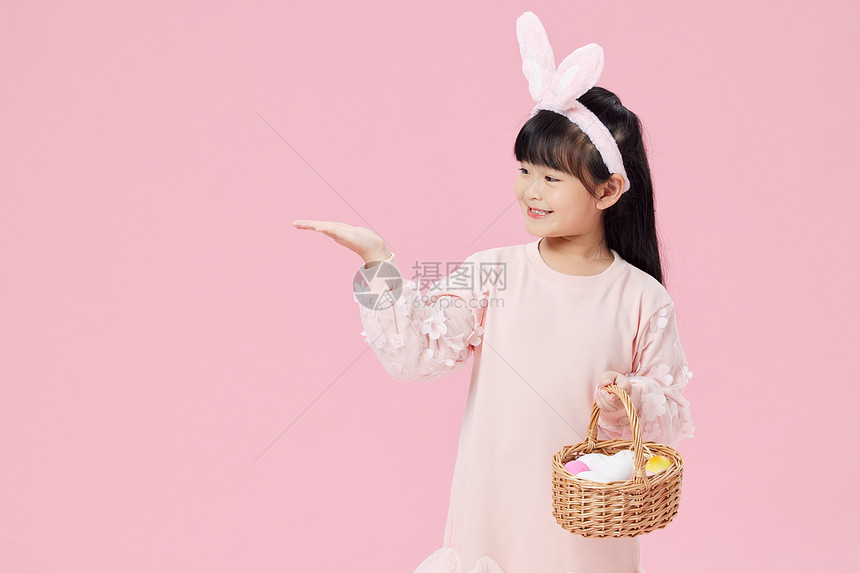 手拿彩蛋篮子的兔耳朵女孩图片