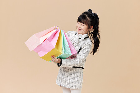 小女孩手提着购物袋形象背景图片
