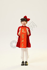 红色标题条幅身穿红衣服的小女孩双手拿春联形象背景
