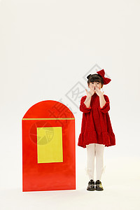 可爱小女孩与新年大红包背景图片