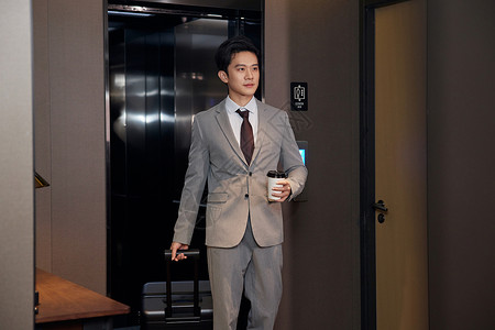 商务男青年走出酒店电梯高清图片