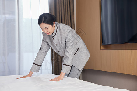 酒店服务保洁员整理客房打扫卫生高清图片素材