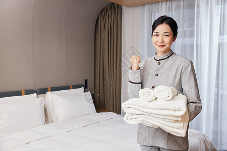 酒店管理保洁员手拿毛巾加油手势图片