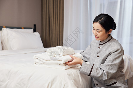 酒店管理保洁员手拿毛巾背景图片