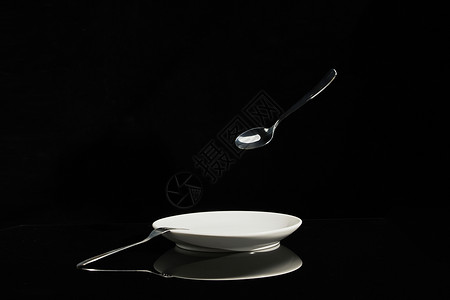 黑色背景浮空悬浮的餐具背景图片