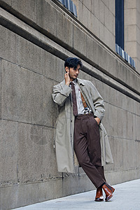 街头穿风衣的都市青年男性背景图片