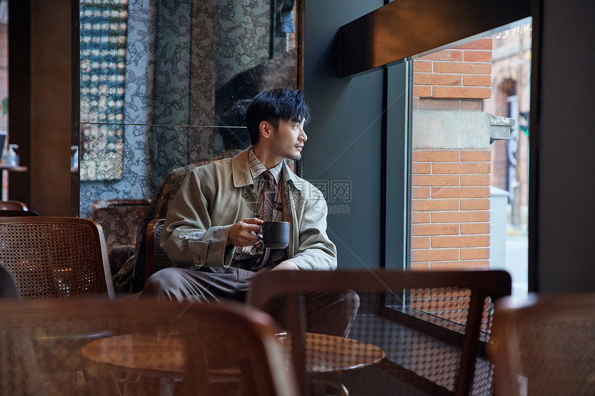成熟男绅士咖啡店喝下午茶图片