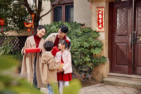 新年拜访春节过年送礼的一家人背景