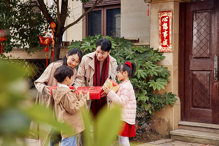 新春过年送礼的一家人背景图片