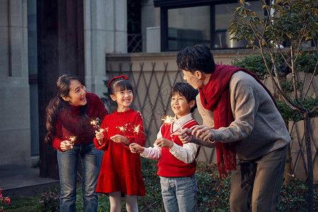 一家人在院子里一家人春节在院子里放烟花背景