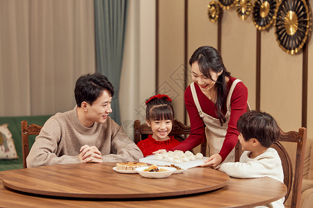 春节神仙寿星形象新年一家四口开心包饺子形象背景