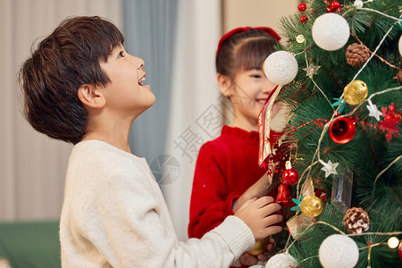 装饰圣诞树的儿童背景图片