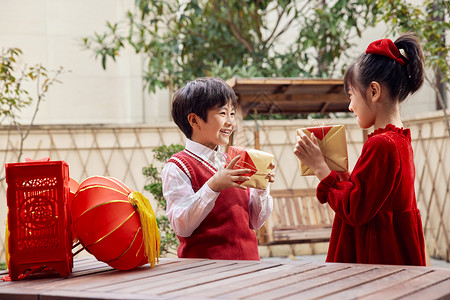 过年儿童在院子里手拿新年礼物高清图片