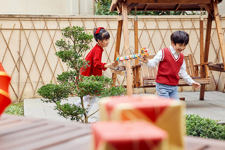 院子装饰过年儿童在院子里开心玩耍背景