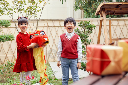 新年儿童在院子里玩耍图片