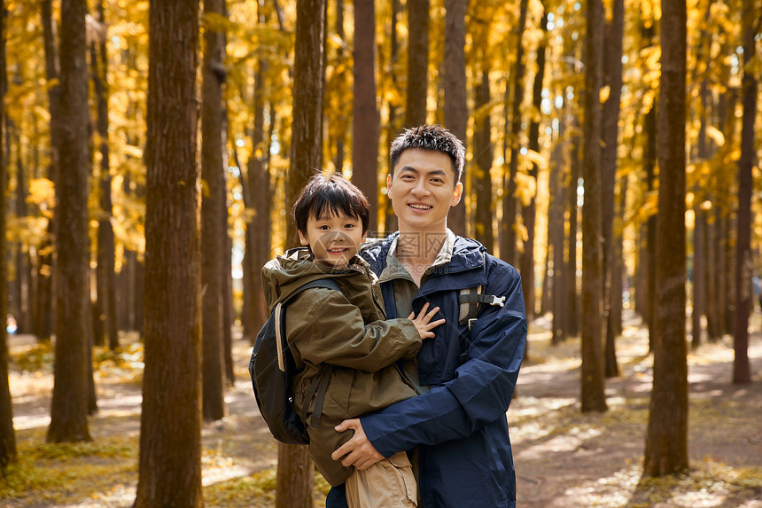 户外徒步探险的父子形象图片