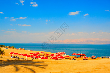 以色列死海沙滩上的雨伞图片
