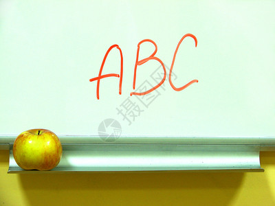 带苹果的教室白板图片