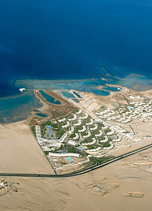 红海的绿水和豪哈达酒店的建筑群图片