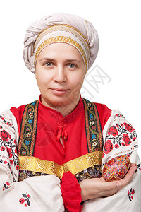 穿着俄罗斯传统服装和帽子的女人拿图片