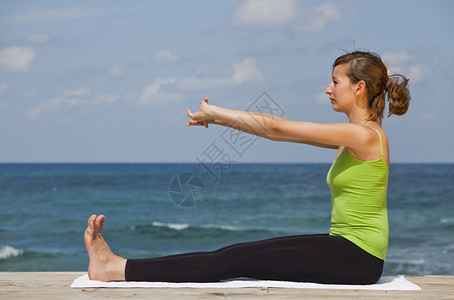 沙滩上的健身和瑜伽锻炼图片