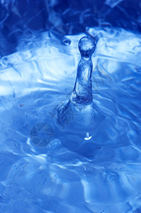 蓝色水喷图片