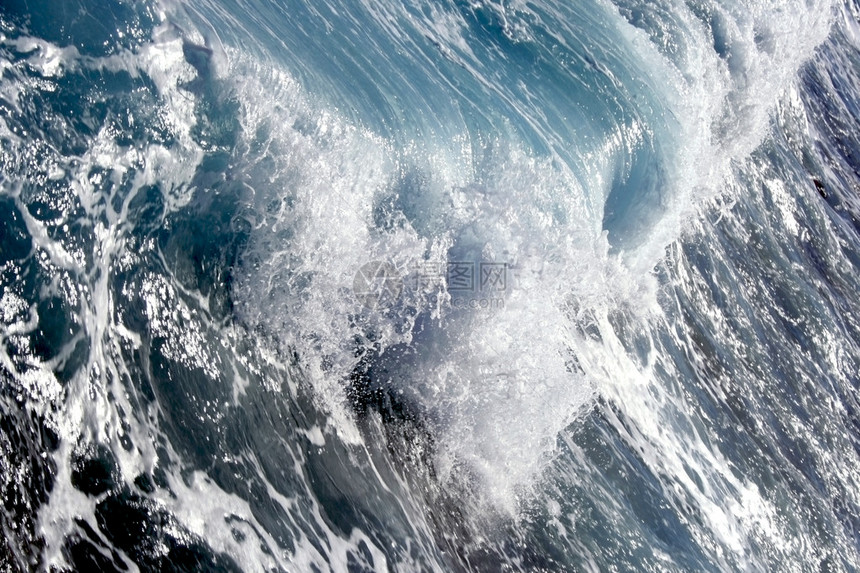 红海的绿松石透明波浪图片