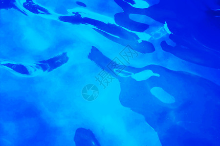 游泳池里的深蓝色水图片