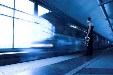地铁大厅站台上的蓝色列车图片