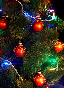圣诞树与灯光和闪光灯黑色背景图片