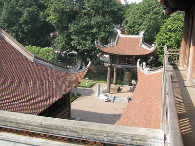 越南河内佛寺院屋顶碎图片