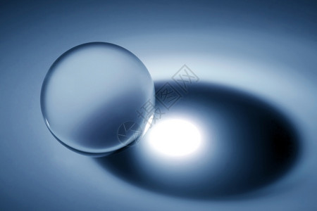 光线中的玻璃透明球体图片