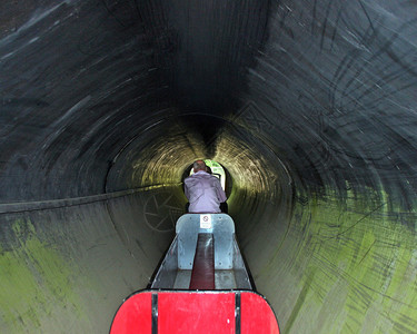 英国隧道中的小火车图片