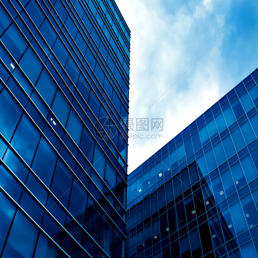 展望新的现代建筑大楼在蓝色天空上兴建商业中心摩图片