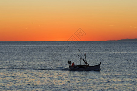 地中海域美丽日落渔船返回港口时地中图片