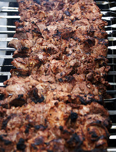 用火盆炸的猪肉烤羊肉串图片