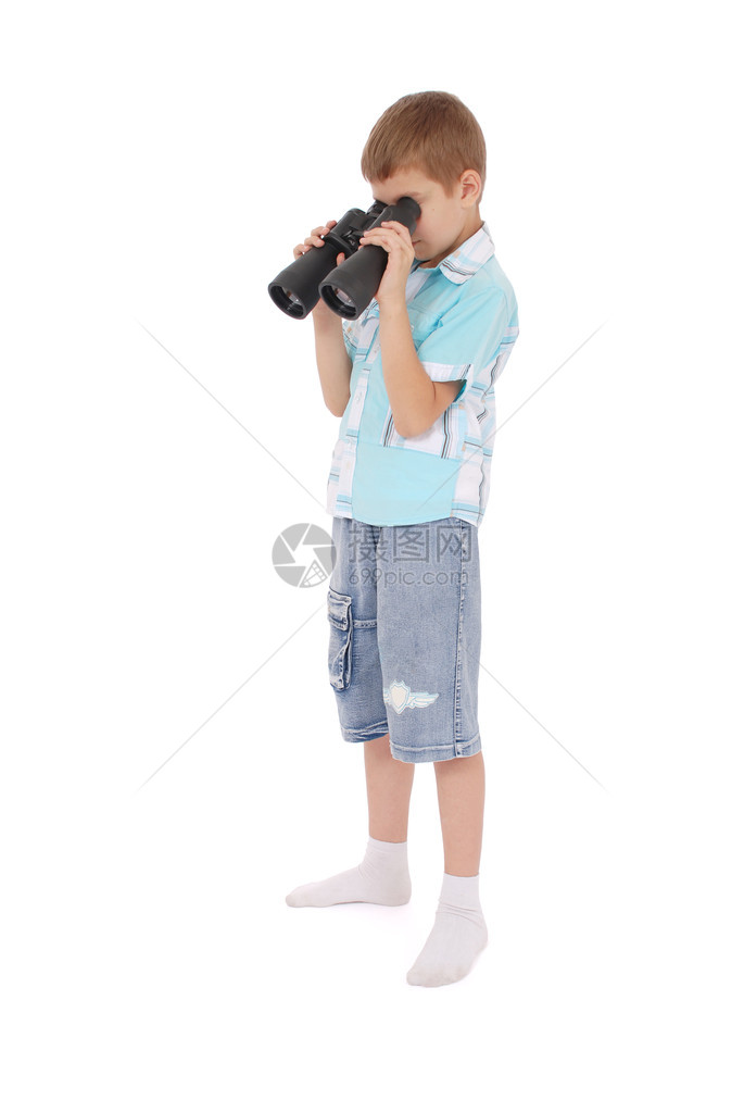 照片中一位可爱的男孩在观看望远镜图片